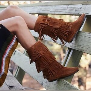 Minnetonka Tan Suede Fringe Moccasins